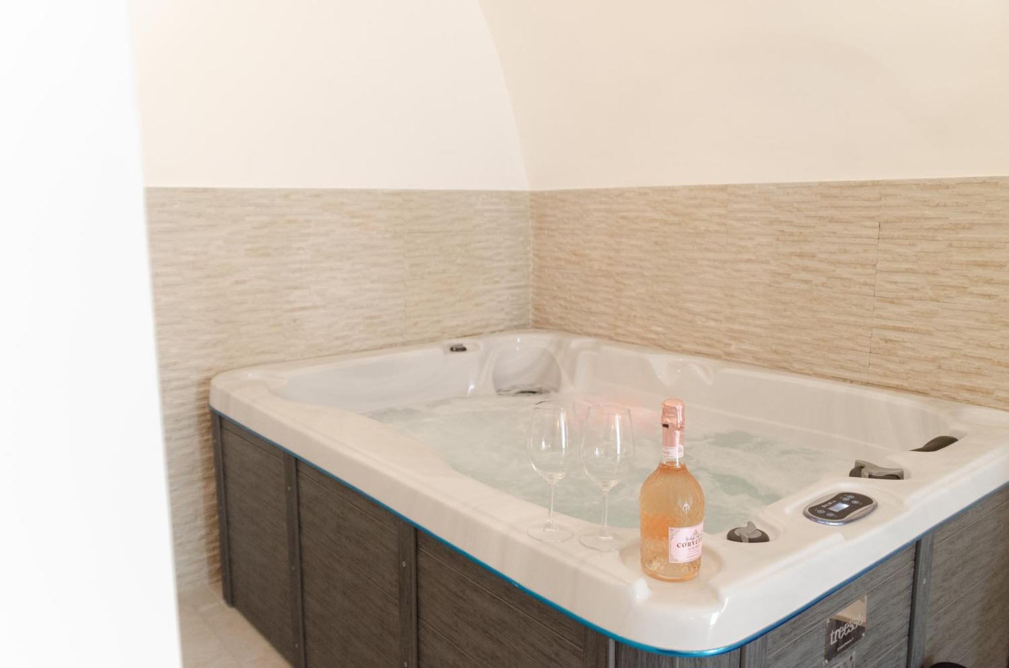 Aca Suite Luxury With Jacuzzi Adelfia Eksteriør bilde