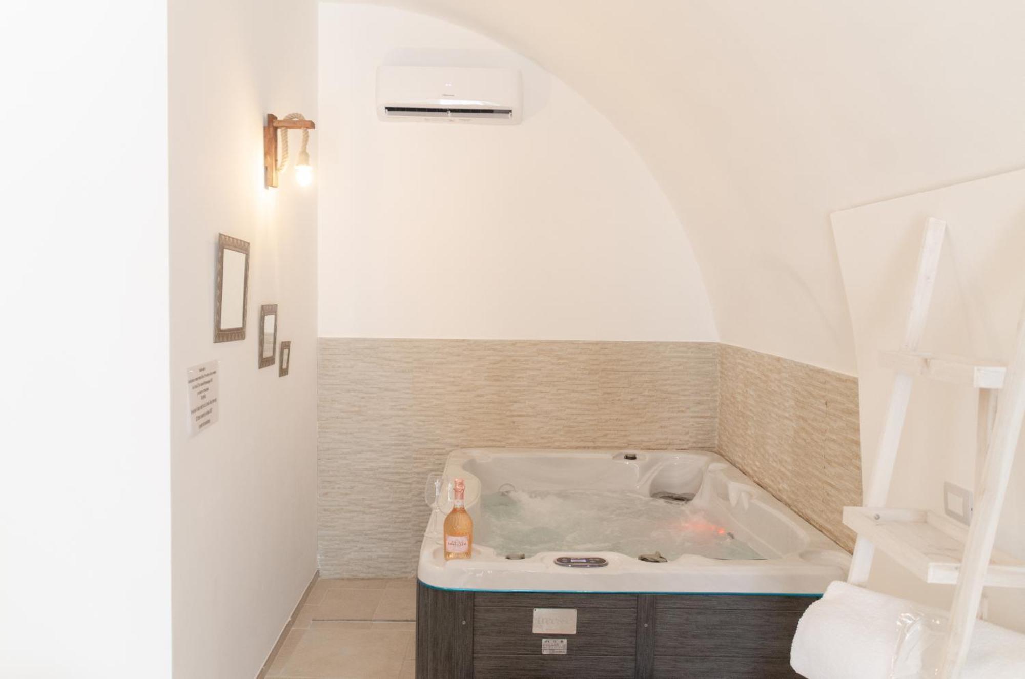 Aca Suite Luxury With Jacuzzi Adelfia Eksteriør bilde