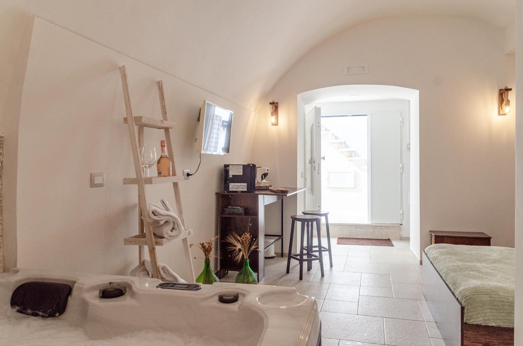 Aca Suite Luxury With Jacuzzi Adelfia Eksteriør bilde